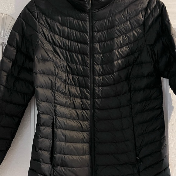 Women's Black puffer Jacket - Picture 3 of 11